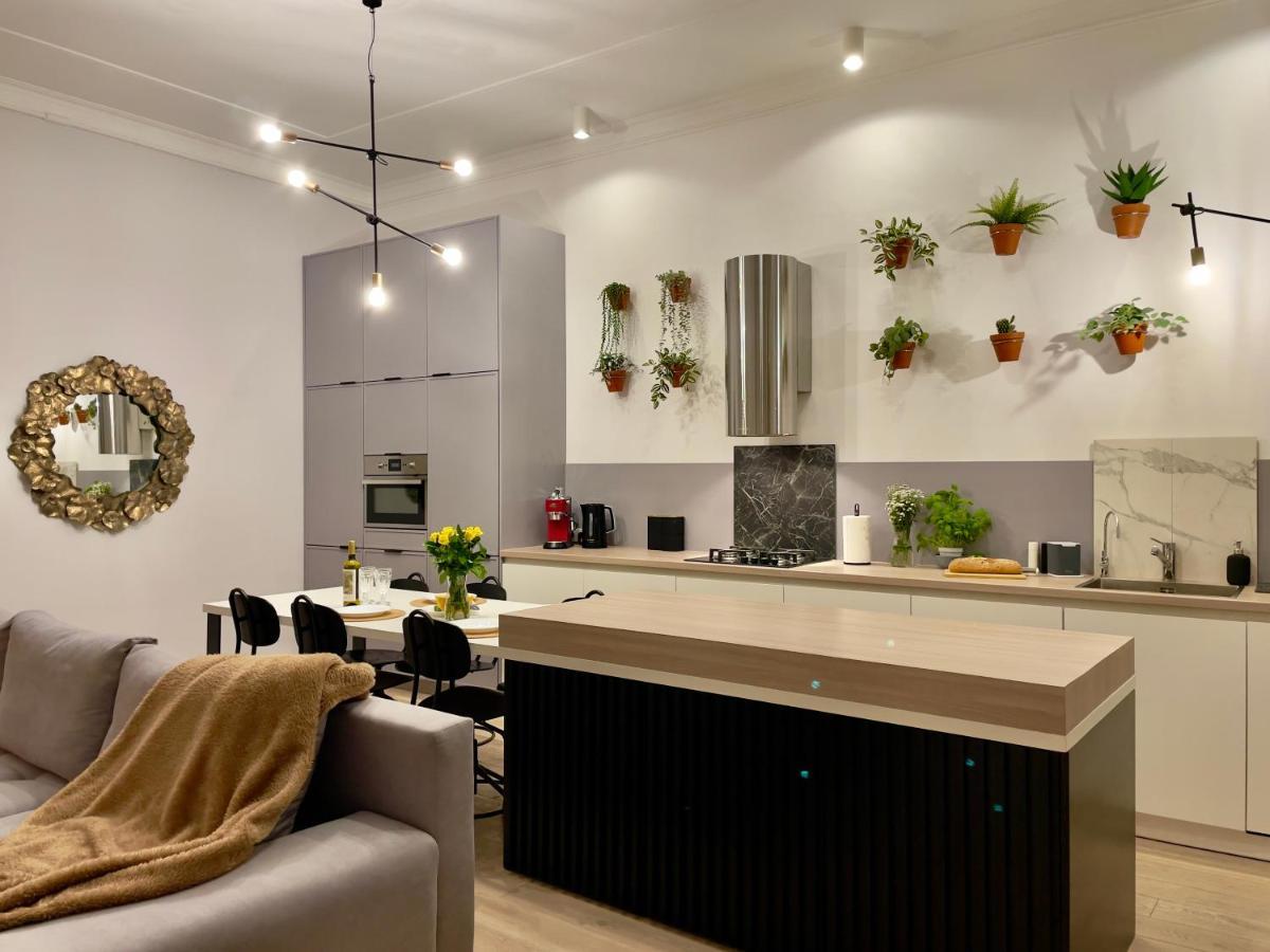 Spacious In The Center- Main Square 300m Apartment *