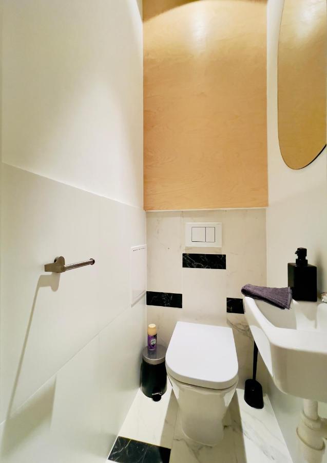Spacious In The Center- Main Square 300m Apartment *